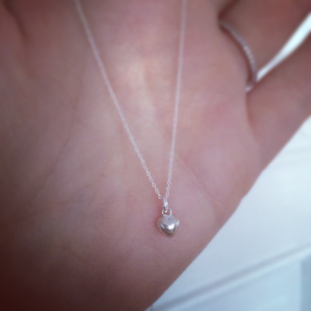 Das ist Lily - das kleinste, feinste Silber-Herz-Kettchen aller Zeiten #vonhey #vonhey_berlin #silvernecklace #heartcharm #heartpendant #miniheart